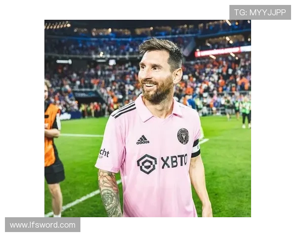 《足坛风云：梅西回归震撼大联盟，C罗领衔新赛季豪门争霸》